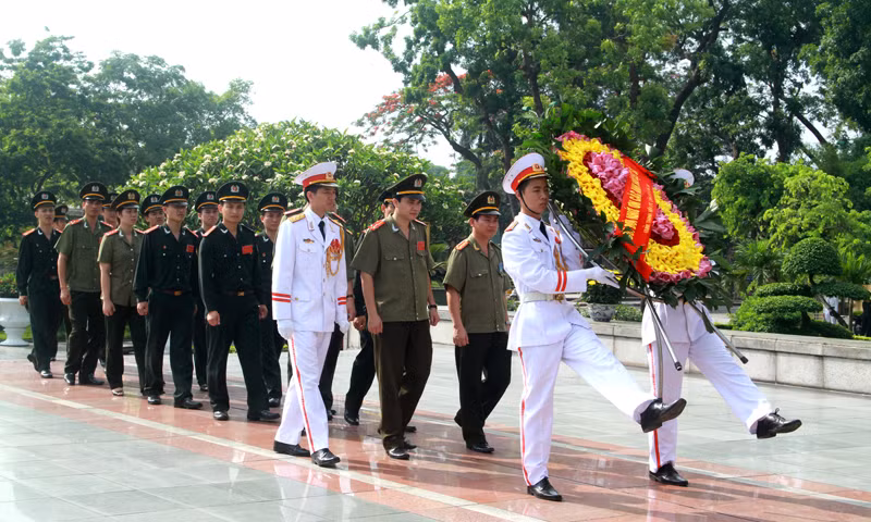 Trước đó Đoàn cũng đã dâng hoa lên các anh hùng liệt sĩ tại Đài tưởng niệm
