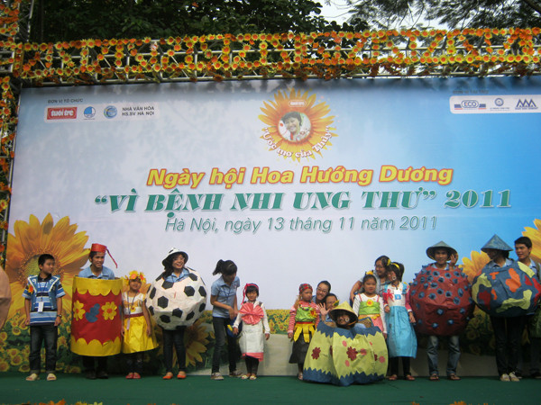 Các em nhỏ bị bệnh biểu diễn thời trang cũng các anh chị tình nguyện viên