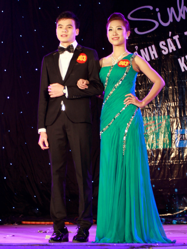 Các thí sinh còn trình diễn trang phục dạ hội