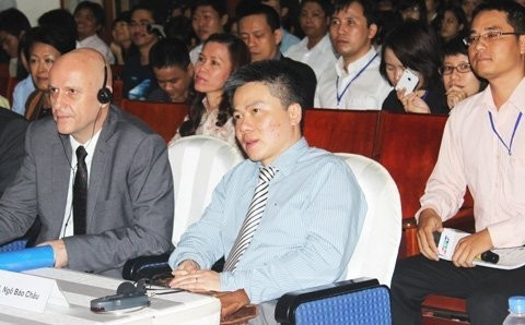 GS Ngô Bảo Châu lắng nghe các ý kiến trao đổi