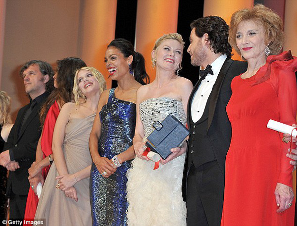 Kristen rạng rỡ trong đêm bế mạc LHP