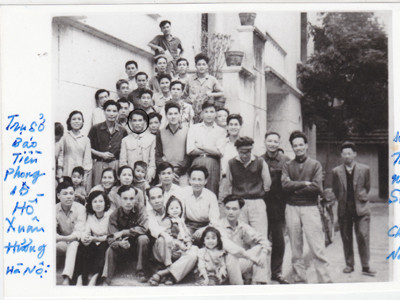 Tiễn nhà báo Sơn Tùng (hàng thứ ba, mặc áo kaki trắng) vào chiến trường Nam Bộ (10-1967), ảnh chụp tại Trụ sở báo Tiền Phong 15 Hồ Xuân Hương - Hà Nội Ảnh: Mai Nam 