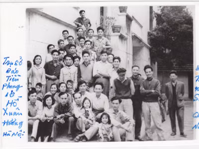 Tiễn nhà báo Sơn Tùng (hàng thứ ba, mặc áo kaki trắng) vào chiến trường Nam Bộ (10-1967), ảnh chụp tại Trụ sở báo Tiền Phong 15 Hồ Xuân Hương - Hà Nội Ảnh: Mai Nam . Tiễn nhà báo Sơn Tùng (hàng thứ ba, mặc áo kaki trắng) vào chiến trường Nam Bộ (10-1967), ảnh chụp tại Trụ sở báo Tiền Phong 15 Hồ Xuân Hương - Hà Nội Ảnh: Mai Nam