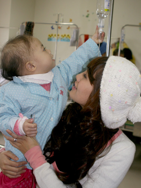 Niềm vui của các em khi được những người đẹp quan tâm chăm sóc