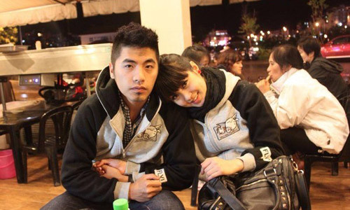 Những hình ảnh hết sức gần gũi, thân mật của cả 2. Thậm chí 2 người còn diện áo đôi.