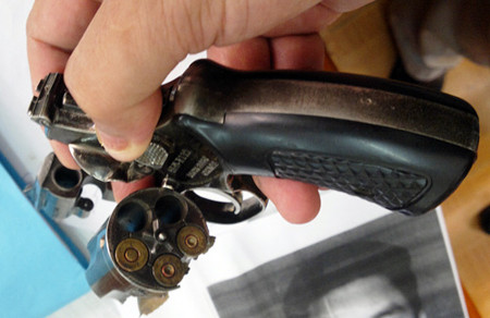 Khẩu súng mà Trần Quang Khải bắn bị thương 2 chiến sĩ công an của TP.Cà Mau bỏ lại hiện trường