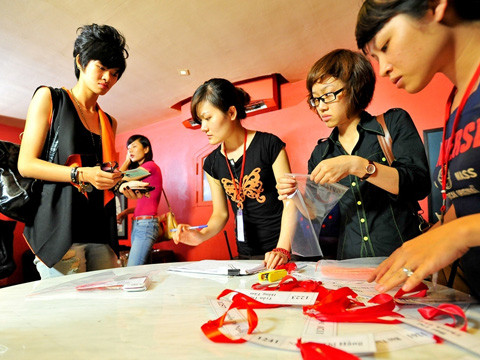 Các thí sinh bị tịch thu các phương tiện liên lạc để đảm bảo một cuộc sống cách li với bên ngoài. Các thí sinh bị tịch thu các phương tiện liên lạc để đảm bảo một cuộc sống cách li với bên ngoài