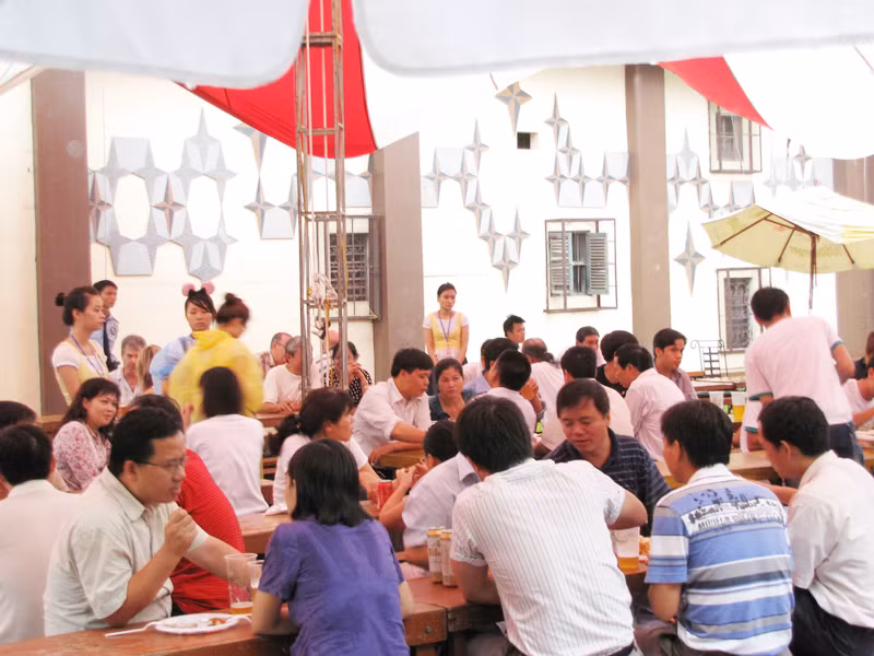 Thời tiết mát mẻ nên du khách càng lúc đến càng đông