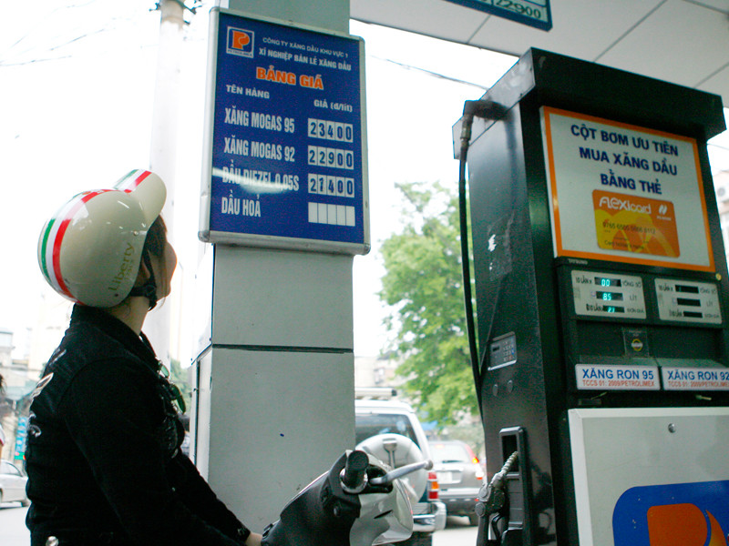 Giá các loại xăng tăng thêm 2.100 đồng từ 16 giờ chiều qua. Ảnh: Hồng Vĩnh