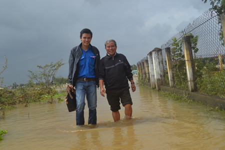 Đại diện đoàn viên thay phiên tới trường dọn bùn cùng giáo viên nhân ngày nhà giáo. ảnh Việt Hương