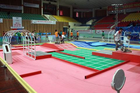 Các đội thay nhau thử sân