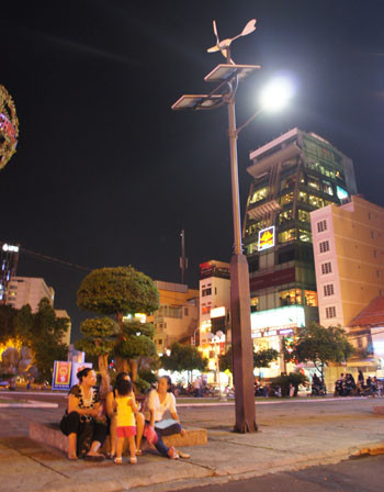 Những trụ đèn LED sử dụng điện gió và pin mặt trời ở công viên 23-9, TP.HCM. Ảnh: T.Đạm