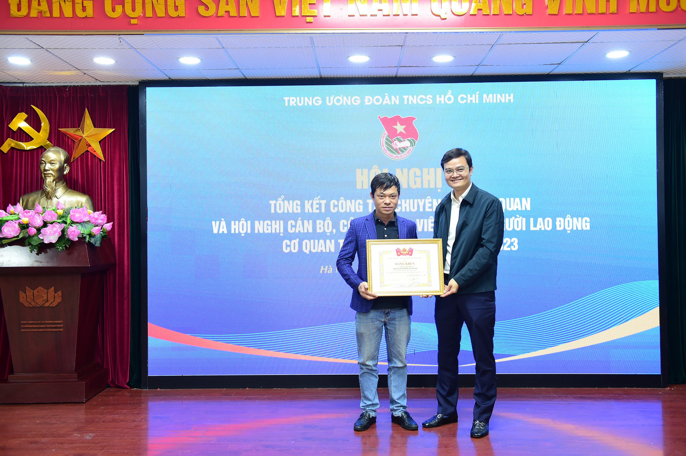 Anh Bùi Quang Huy - Bí thư thứ nhất T.Ư Đoàn trao tặng Bằng khen Chiến sĩ thi đua Trung ương Đoàn năm 2023 cho Nhà báo Trần Công Hùng - Giám đốc Khối truyền thông điện tử, Báo Tiền Phong. Ảnh: Xuân Tùng