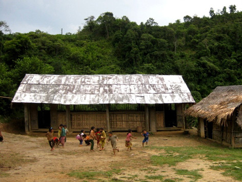 Lán học chữ của các em học sinh Huồi Máy