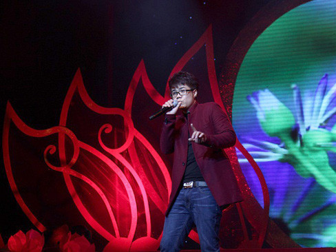 Đinh Mạnh Ninh đang là tâm điểm của dư luận sau bài trả lời phỏng vấn chê bai thẳng thừng thần tượng âm nhạc Việt Nam 2012 Yasuy