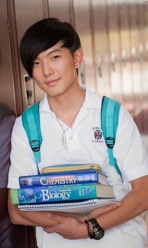 Cha mẹ của Zhang Ruifan sợ rằng cậu con trai sẽ thành mọt sách nên đã cho sang Mỹ du học. Cha mẹ của Zhang Ruifan sợ rằng cậu con trai sẽ thành mọt sách nên đã cho sang Mỹ du học