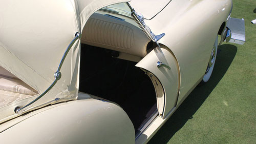 Giống BMW Z1, chiếc Kaiser Darrin cũng là cửa trượt nhưng là loại trượt ngang