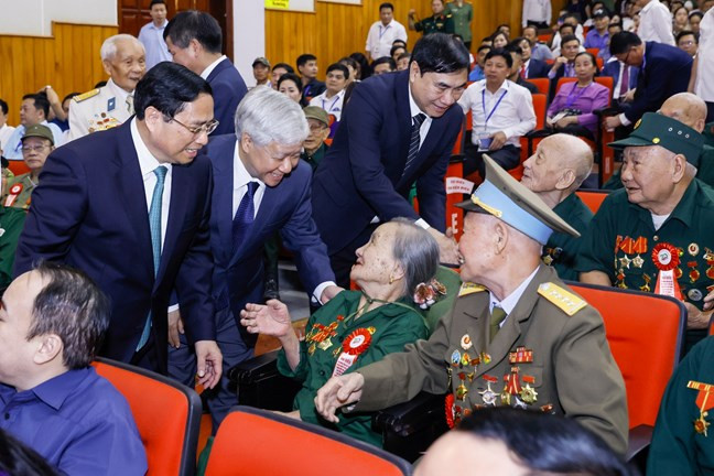 Thủ tướng Phạm Minh Chính thăm hỏi các chiến sĩ Điện Biên, thanh niên xung phong, dân công hỏa tuyến. Ảnh: QV Thủ tướng Phạm Minh Chính thăm hỏi các chiến sĩ Điện Biên, thanh niên xung phong, dân công hỏa tuyến. Ảnh: QV