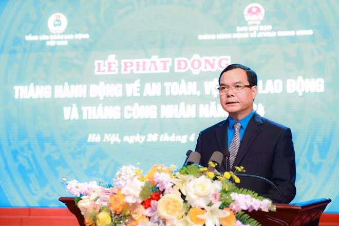 Ông Nguyễn Đình Khang, Chủ tịch Tổng LĐLĐ Việt Nam phát biểu tại buổi lễ. Ông Nguyễn Đình Khang, Chủ tịch Tổng LĐLĐ Việt Nam phát biểu tại buổi lễ.