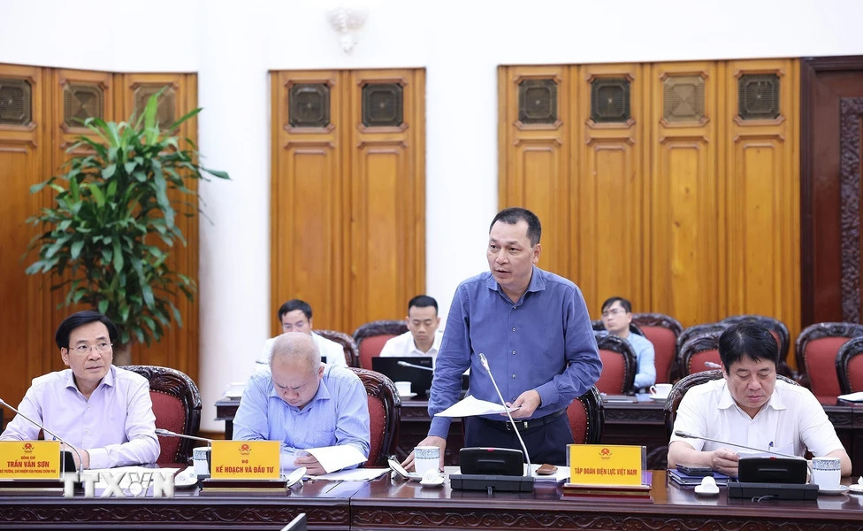 Chủ tịch EVN báo cáo tại cuộc họp. Ảnh: TTXVN Chủ tịch EVN báo cáo tại cuộc họp. Ảnh: TTXVN