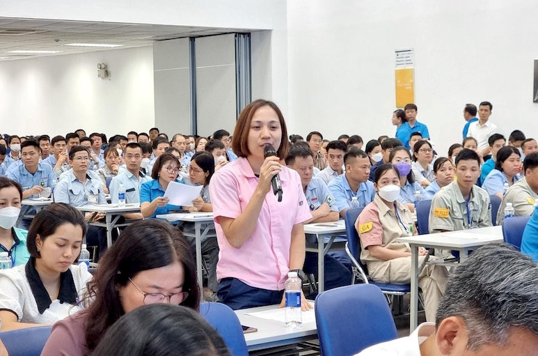 Công nhân, người lao động tiếp xúc với các đại biểu Quốc hội thuộc đoàn Đà Nẵng trong tháng 5/2023.