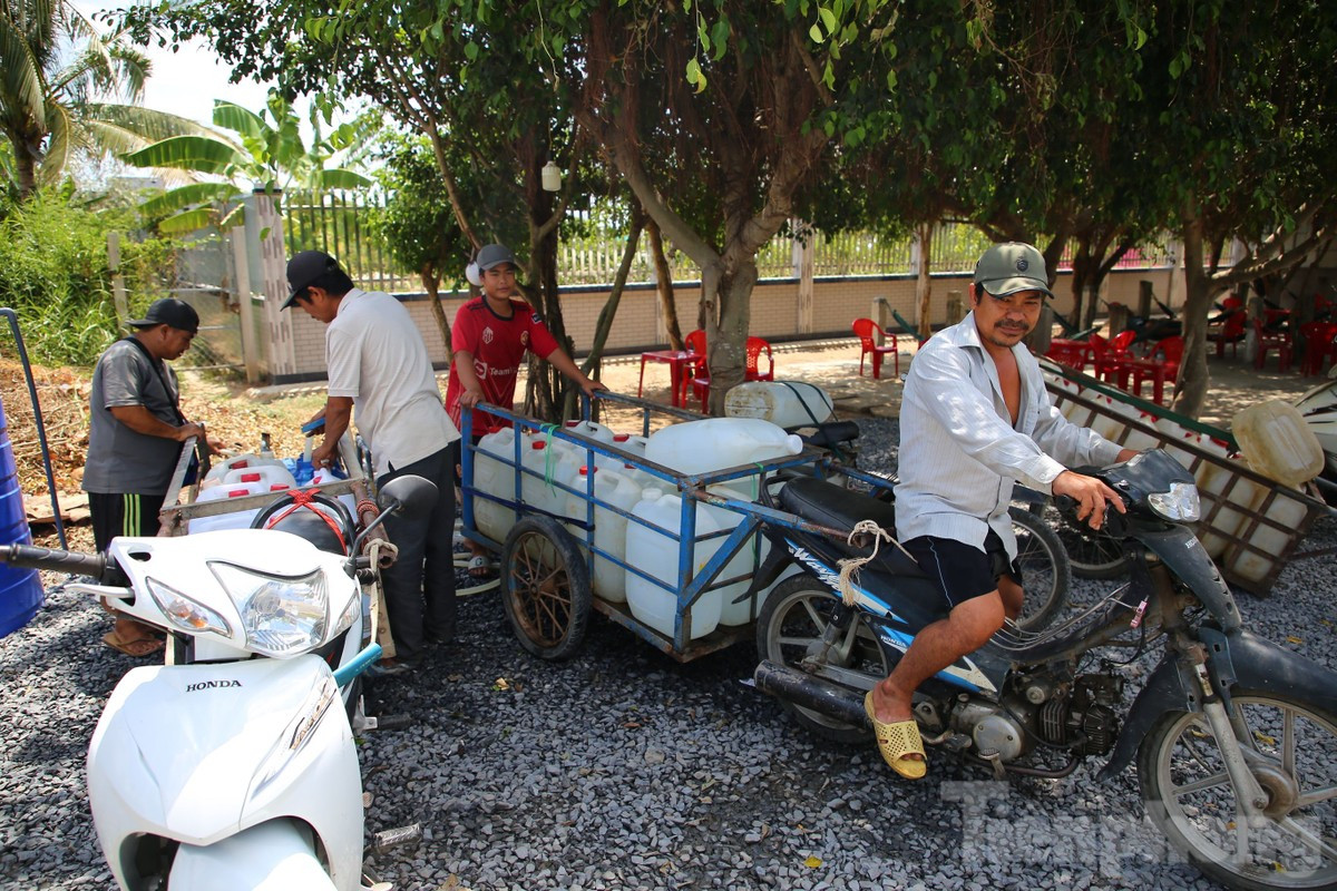 Tình trạng xâm nhập mặn ảnh hưởng đến nguồn nước sinh hoạt của người dân. Tình trạng xâm nhập mặn ảnh hưởng đến nguồn nước sinh hoạt của người dân.