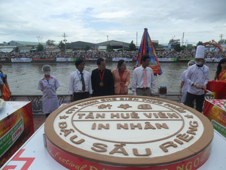 Chiếc bánh In kỷ lục có 7 lớp, đường kính 2,2m, dày 20cm, trọng lượng là 595 kg