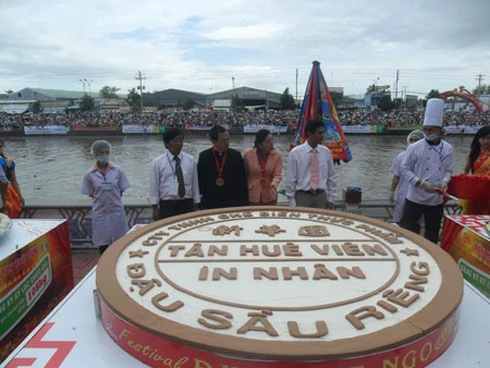 Chiếc bánh In kỷ lục có 7 lớp, đường kính 2,2m, dày 20cm, trọng lượng là 595 kg