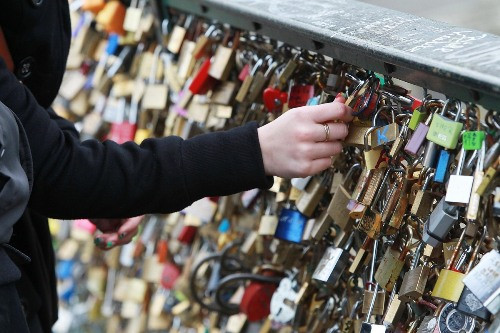 Những chiếc khóa trở thành nhân chứng tình yêu cho các cặp đôi