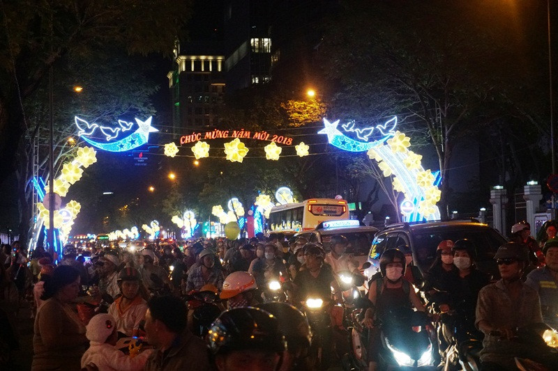 Không khí Noel ngập tràn đường phố Sài Gòn ảnh 2