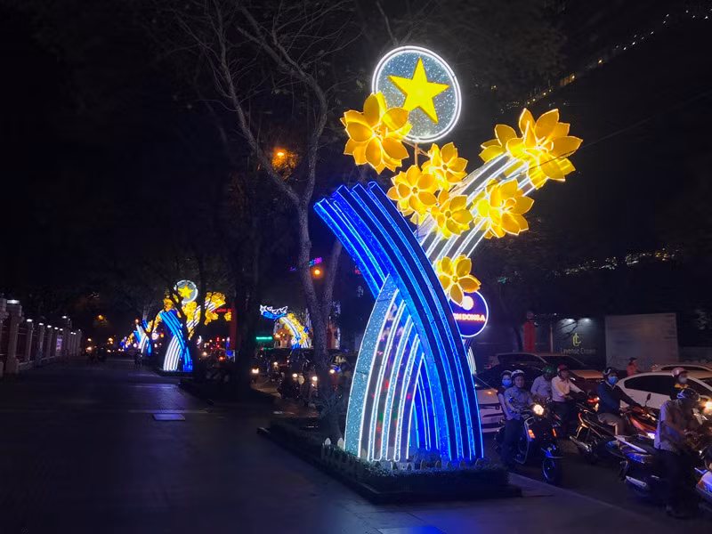 Không khí Noel ngập tràn đường phố Sài Gòn ảnh 11