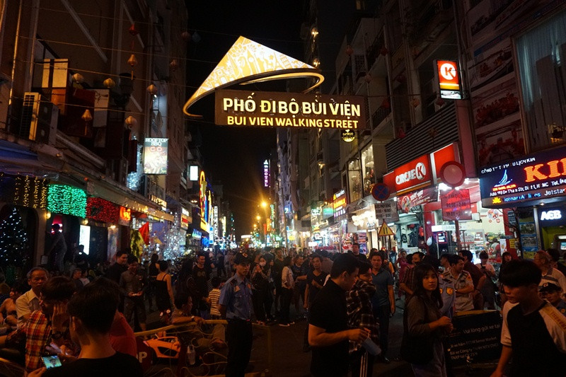 Không khí Noel ngập tràn đường phố Sài Gòn ảnh 13