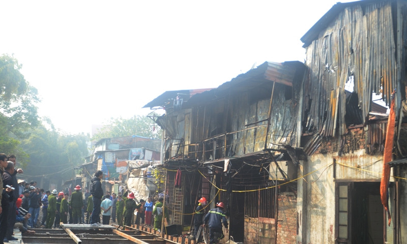 Hơn 1 tiếng sau khi bị cháy 3 ngôi nhà tạm bị thiêu rụi