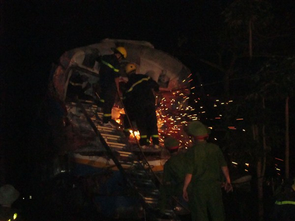 Trắng đêm đưa thi thể lái tàu ra khỏi khoang lái ảnh 16