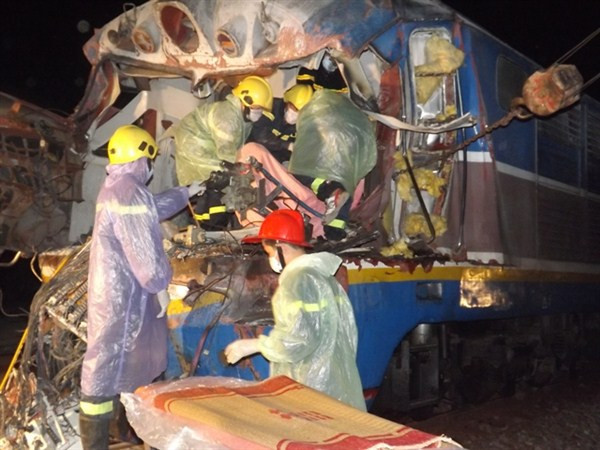 Trắng đêm đưa thi thể lái tàu ra khỏi khoang lái ảnh 17