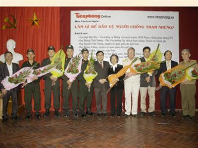 Phó Tổng biên tập báo Tiền Phong tặng hoa các vị khách mời có mặt tại tòa soạn.