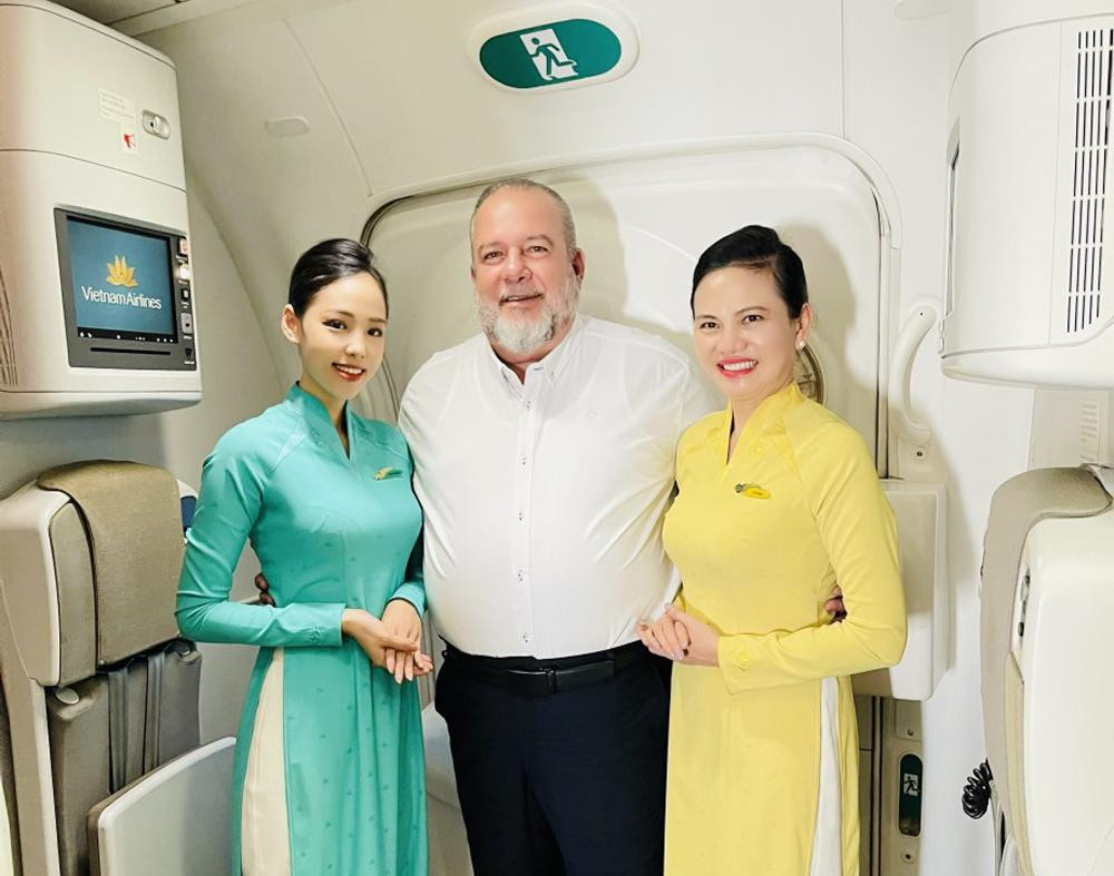 Thủ tướng Cuba - Manuel Marrero Cruz chụp ảnh lưu niệm cùng các tiếp viên phục vụ trên chuyến bay. Ảnh: VNA.