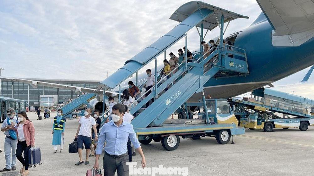 Dự kiến, cả năm nay hàng không sẽ phục vụ khoảng 100 triệu lượt khách, thấp hơn 20 triệu lượt khách so với khi chưa có dịch COVID-19.