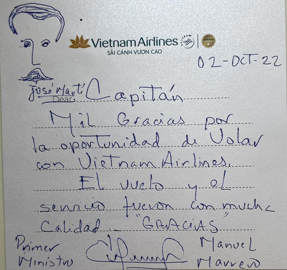 Thủ tướng Cuba - Manuel Marrero Cruz với những lời chúc bằng tiếng Tây Ban Nha gửi tới tổ bay.