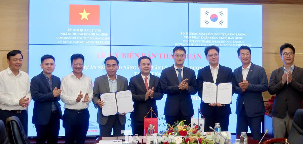 Lãnh đạo Ủy ban Quản lý vốn Nhà nước tại doanh nghiệp và đại diện Đại sứ quán Hàn Quốc tại Việt Nam ký biên bản.