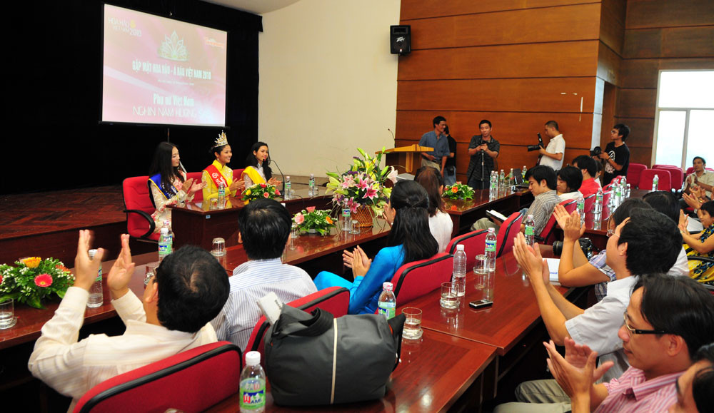 Đại gia đình báo Tiền Phong chào đón Hoa hậu và các Á hậu.