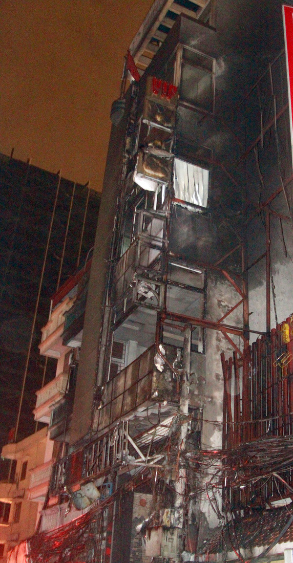 Quang cảnh xơ xác của một góc ba tòa nhà bị cháy