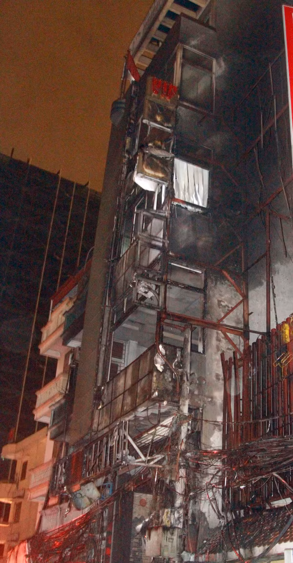 Quang cảnh xơ xác của một góc ba tòa nhà bị cháy