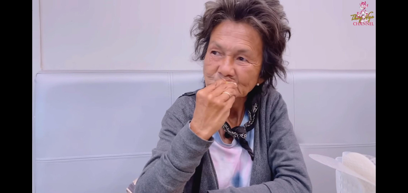 Ca sĩ Kim Ngân hiện đang được Thúy Nga chăm sóc và giúp đỡ Kim Ngân nhận hai con gái của chủ nhà mình đang thuê phòng là con và bắt gọi mình là "Má Ngân"