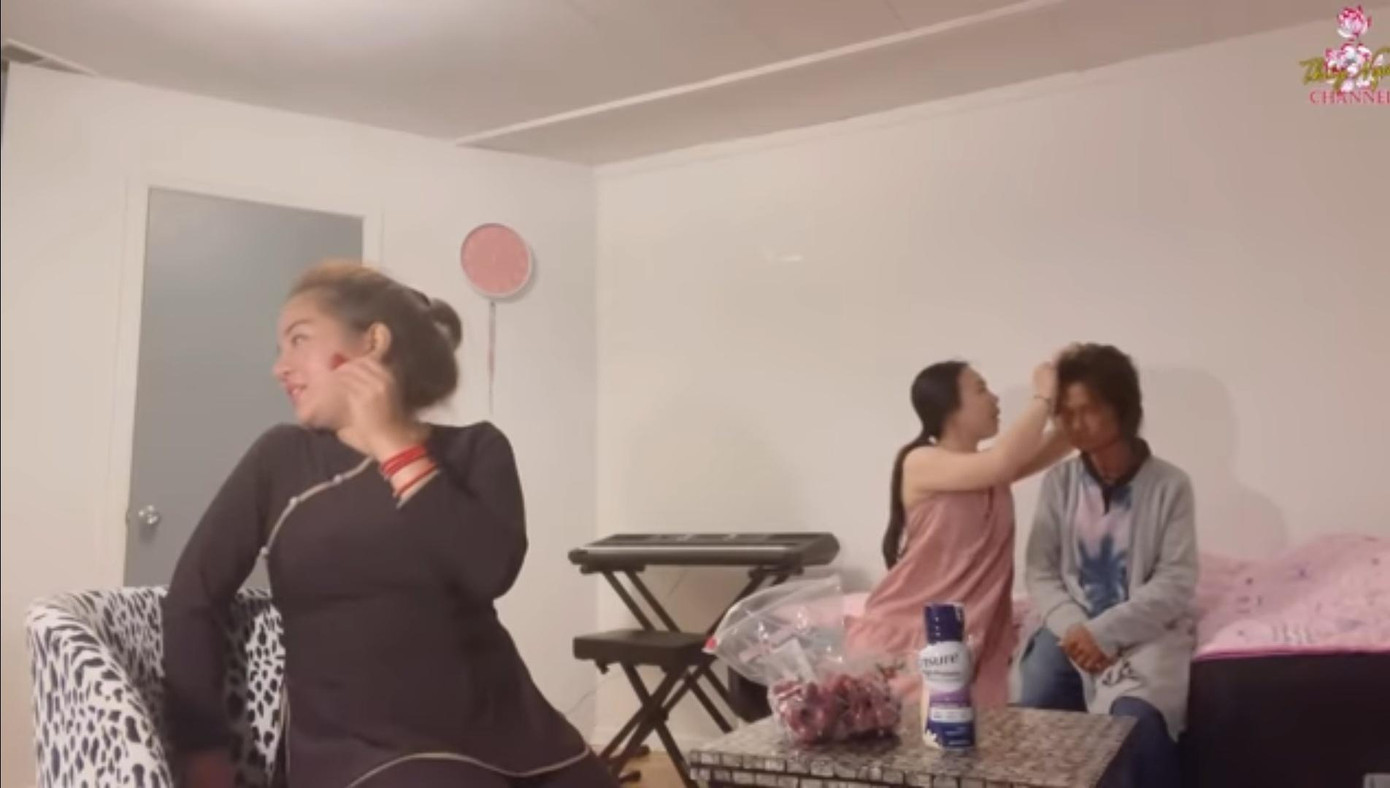 Kim Ngân nhận hai con gái của chủ nhà mình đang thuê phòng là con và bắt gọi mình là "Má Ngân"