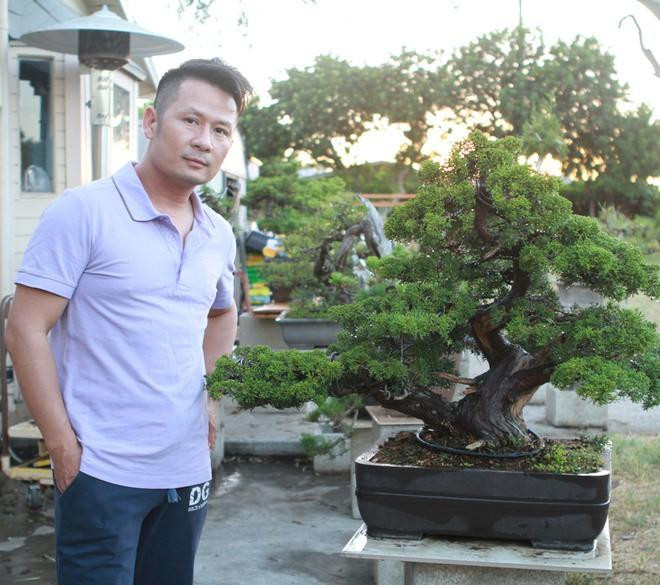 Bằng Kiều bên vườn bonsai tại nhà ở Mỹ