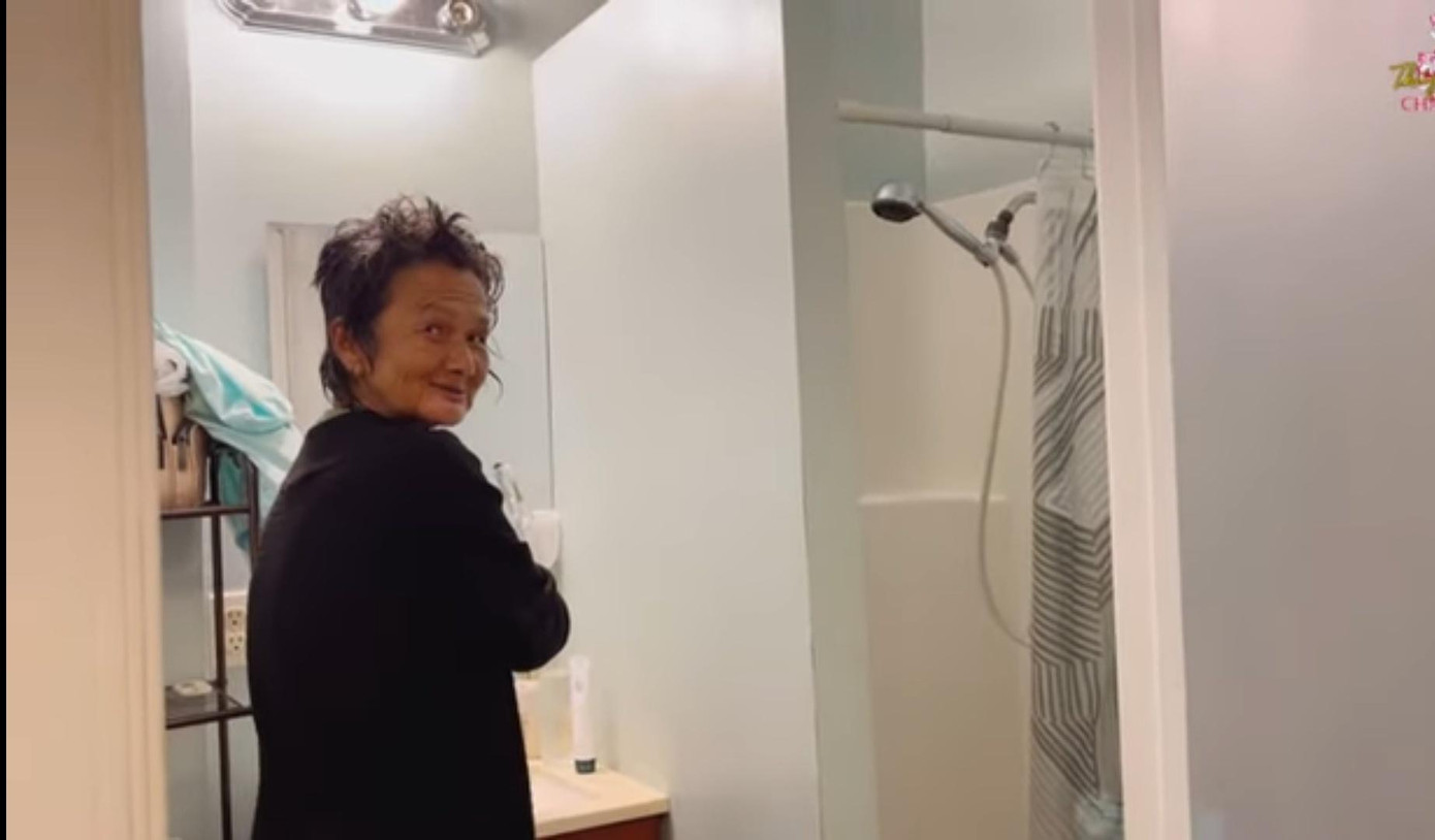 Hình ảnh ca sĩ Kim Ngân khi tắm xong