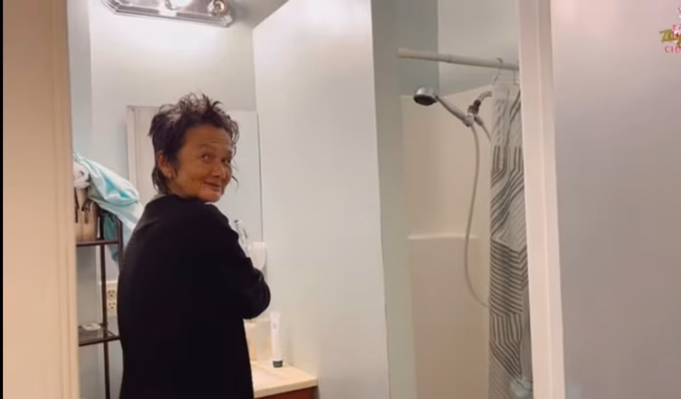 Hình ảnh ca sĩ Kim Ngân khi tắm xong