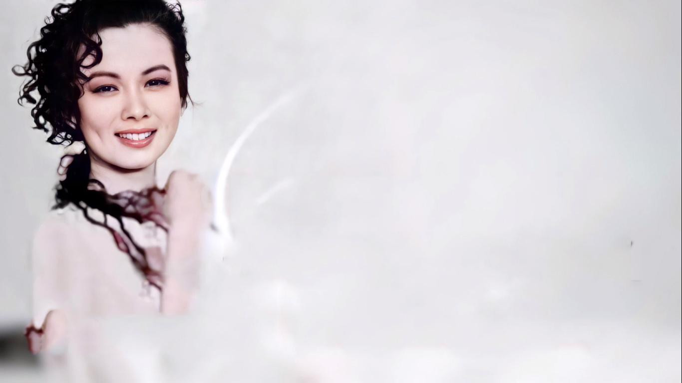 Kim Ngân sinh năm 1963, theo gia đình sang Mỹ định cư từ nhỏ. Sau đó bà gặp nhạc sĩ Trường Hải rồi được ông nhận làm con nuôi. Năm 1983, bà được cha nuôi giao trọng trách thể hiện ca khúc “Không” của nhạc sĩ Nguyễn Ánh 9 trong băng nhạc Việt đầu tiên ở hải ngoại. Việc này trở thành bệ phóng đưa Kim Ngân nổi tiếng và gặt hái được nhiều thành công. Sự nghiệp được hậu thuẫn, lại có nhan sắc xinh đẹp, nóng bỏng và lối trình diễn sôi động, lôi cuốn nên những năm thập niên 80, bà trở thành ca sĩ ăn khách và nổi tiếng bậc nhất tại hải ngoại dù giọng hát chưa đạt đến mức xuất sắc. Thậm chí, ở giai đoạn đó, Kim Ngân còn mở một trung tâm âm nhạc mang tên mình với quy mô khá lớn. Nhưng khi đang ở trên đỉnh cao của sự nghiệp, Kim Ngân lại sa ngã, lao vào cuộc sống buông thả khiến bản thân dần bị giới nghệ sĩ xa lánh và bị loại khỏi thị trường âm nhạc tại hải ngoại. Bên cạnh đó, cuộc sống hôn nhân của bà cũng gặp đổ vỡ khi chia tay chồng ở tuổi 30 và mất quyền nuôi 2 con gái. Những biến cố trượt dài của cuộc sống khiến Kim Ngân dần hóa điên và đi lang thang ngoài đường, quanh các con phố của người Việt tại California (Mỹ) để xin ăn. Thi thoảng, bà tỏ ra hung dữ và chửi bới mọi người một cách vô cớ. Kim Ngân sinh năm 1963, theo gia đình sang Mỹ định cư từ nhỏ. Sau đó bà gặp nhạc sĩ Trường Hải rồi được ông nhận làm con nuôi. Năm 1983, bà được cha nuôi giao trọng trách thể hiện ca khúc “Không” của nhạc sĩ Nguyễn Ánh 9 trong băng nhạc Việt đầu tiên ở hải ngoại. Việc này trở thành bệ phóng đưa Kim Ngân nổi tiếng và gặt hái được nhiều thành công. Sự nghiệp được hậu thuẫn, lại có nhan sắc xinh đẹp, nóng bỏng và lối trình diễn sôi động, lôi cuốn nên những năm thập niên 80, bà trở thành ca sĩ ăn khách và nổi tiếng bậc nhất tại hải ngoại dù giọng hát chưa đạt đến mức xuất sắc. Thậm chí, ở giai đoạn đó, Kim Ngân còn mở một trung tâm âm nhạc mang tên mình với quy mô khá lớn. Nhưng khi đang ở trên đỉnh cao của sự nghiệp, Kim Ngân lại sa ngã, lao vào cuộc sống buông thả khiến bản thân dần bị giới nghệ sĩ xa lánh và bị loại khỏi thị trường âm nhạc tại hải ngoại. Bên cạnh đó, cuộc sống hôn nhân của bà cũng gặp đổ vỡ khi chia tay chồng ở tuổi 30 và mất quyền nuôi 2 con gái. Những biến cố trượt dài của cuộc sống khiến Kim Ngân dần hóa điên và đi lang thang ngoài đường, quanh các con phố của người Việt tại California (Mỹ) để xin ăn. Thi thoảng, bà tỏ ra hung dữ và chửi bới mọi người một cách vô cớ.