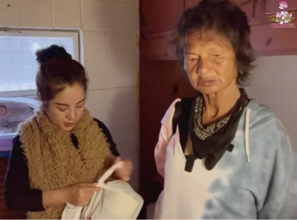 Hiện tại, Kim Ngân đang được danh hài Thúy Nga tận tình giúp đỡ để có được nơi ở mới và tiếp nhận việc chăm sóc sức khỏe. Ngoài ra nữ danh hài cũng đã đăng tải clip tiết lộ về số tiền khán giả gửi giúp đỡ cho Kim Ngân là hơn 10.000 USD (hơn 230 triệu đồng). “Tôi làm các clip về chị Kim Ngân mà khán giả cả thế giới gọi điện cho tôi, từ Đức, Pháp, châu Âu, Úc, Philippines. Họ khóc luôn, thương Kim Ngân lắm luôn. Họ bảo tôi ráng lo cho Kim Ngân. Tôi không xin nhưng khán giả cứ gửi tiền về cho Kim Ngân, người 100 USD, người 200 USD…”, Thúy Nga chia sẻ. Hiện tại, Kim Ngân đang được danh hài Thúy Nga tận tình giúp đỡ để có được nơi ở mới và tiếp nhận việc chăm sóc sức khỏe. Ngoài ra nữ danh hài cũng đã đăng tải clip tiết lộ về số tiền khán giả gửi giúp đỡ cho Kim Ngân là hơn 10.000 USD (hơn 230 triệu đồng). “Tôi làm các clip về chị Kim Ngân mà khán giả cả thế giới gọi điện cho tôi, từ Đức, Pháp, châu Âu, Úc, Philippines. Họ khóc luôn, thương Kim Ngân lắm luôn. Họ bảo tôi ráng lo cho Kim Ngân. Tôi không xin nhưng khán giả cứ gửi tiền về cho Kim Ngân, người 100 USD, người 200 USD…”, Thúy Nga chia sẻ.